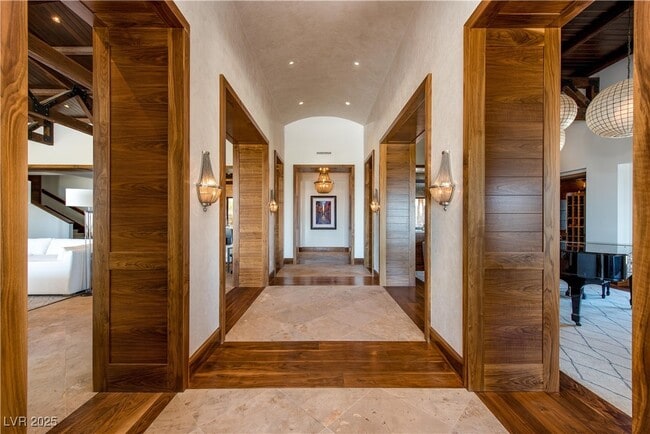 property at 5 Promontory Pointe Ln