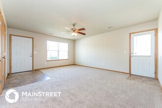 210 Palmer Ct in Pleasant Hill, MO - Foto de edificio - Building Photo