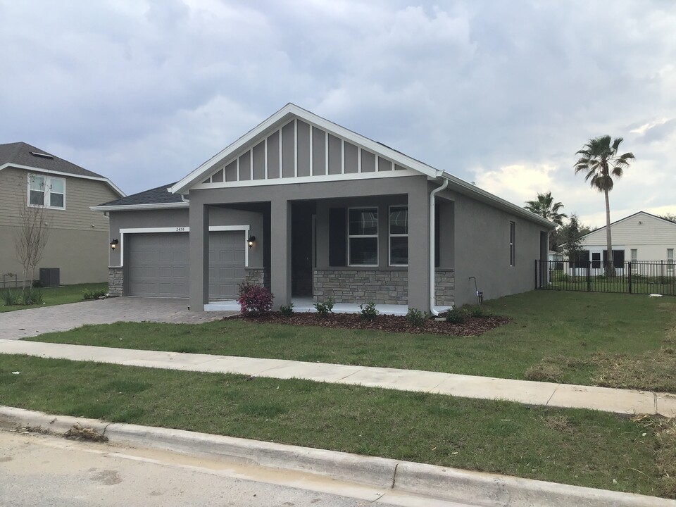 2458 Ixora Ct in Kissimmee, FL - Foto de edificio