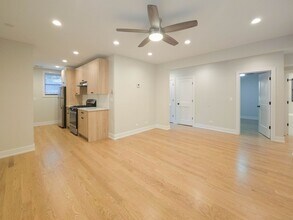 1910 W Winnemac Ave, Unit 3 in Chicago, IL - Building Photo - Building Photo