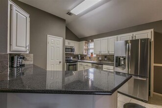 1065 Dane Dr in Hewitt, TX - Building Photo - Building Photo