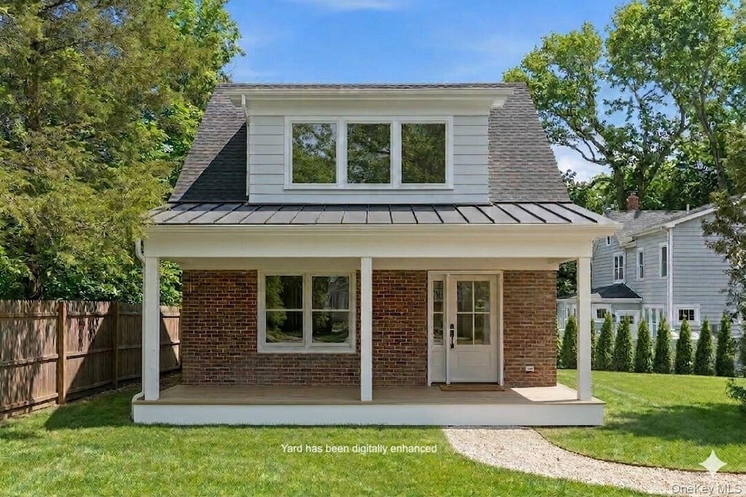 98 Burt Ave in Northport, NY - Building Photo