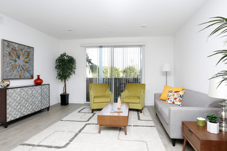 Sherman Way Luxury Apartment Homes in Reseda, CA - Foto de edificio - Interior Photo