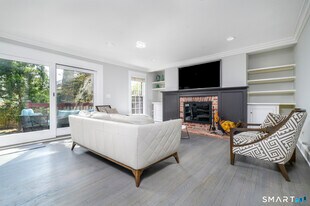 47 Indian Harbor Dr in Greenwich, CT - Building Photo