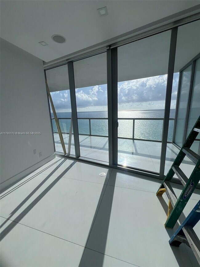 17121 Collins Ave in Miami, FL - Building Photo - Building Photo