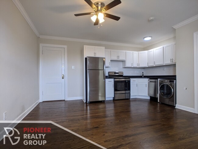 3340 N Marshfield Ave, Unit #402