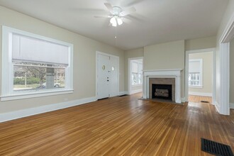 2070 Eastern Pkwy in Louisville, KY - Foto de edificio - Building Photo