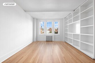 302 W 12th St in New York, NY - Building Photo - Building Photo