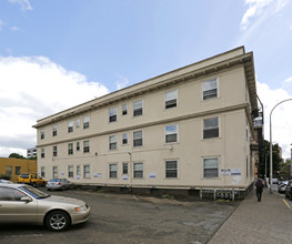 Columbia Manor in Portland, OR - Building Photo - Building Photo