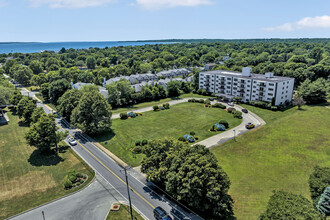 Admiralty in Falmouth, MA - Foto de edificio - Building Photo