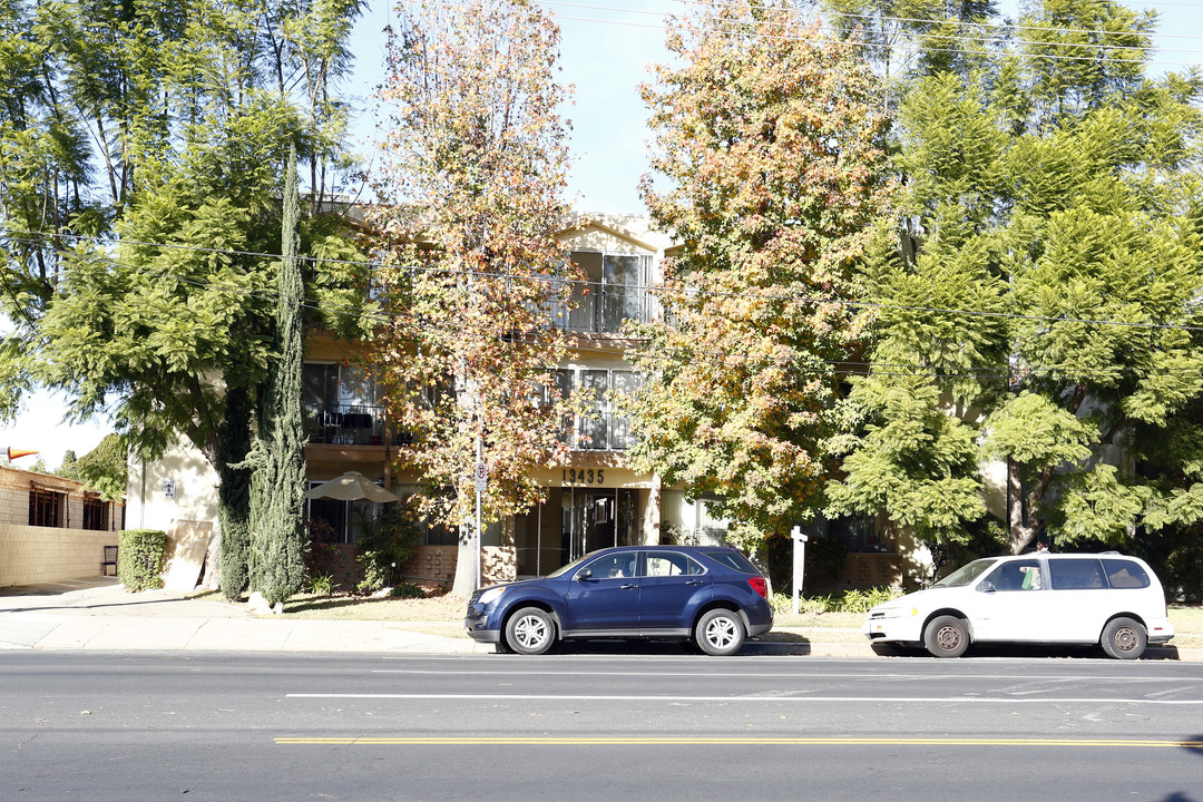 13435 Burbank Blvd in Van Nuys, CA - Building Photo