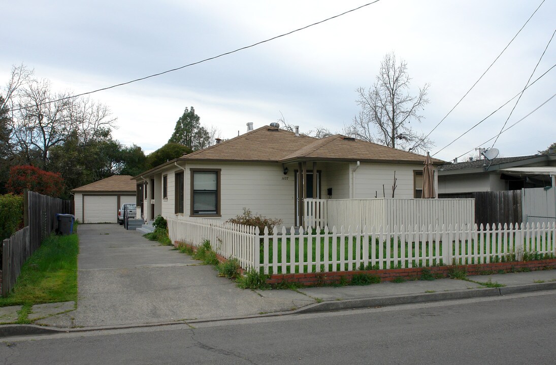 1637 Orchard St in Santa Rosa, CA - Foto de edificio