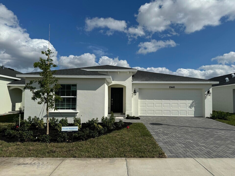 10445 NW Suncrest Lp in Port St. Lucie, FL - Building Photo