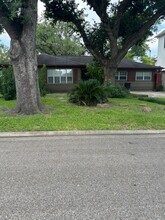 5564 Aspen St in Bellaire, TX - Building Photo - Building Photo