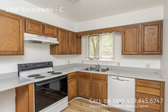 2208 Rockspring Rd in Toledo, OH - Building Photo - Building Photo