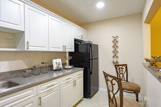 Courtyards at Miami Lakes in Miami Lakes, FL - Foto de edificio - Interior Photo