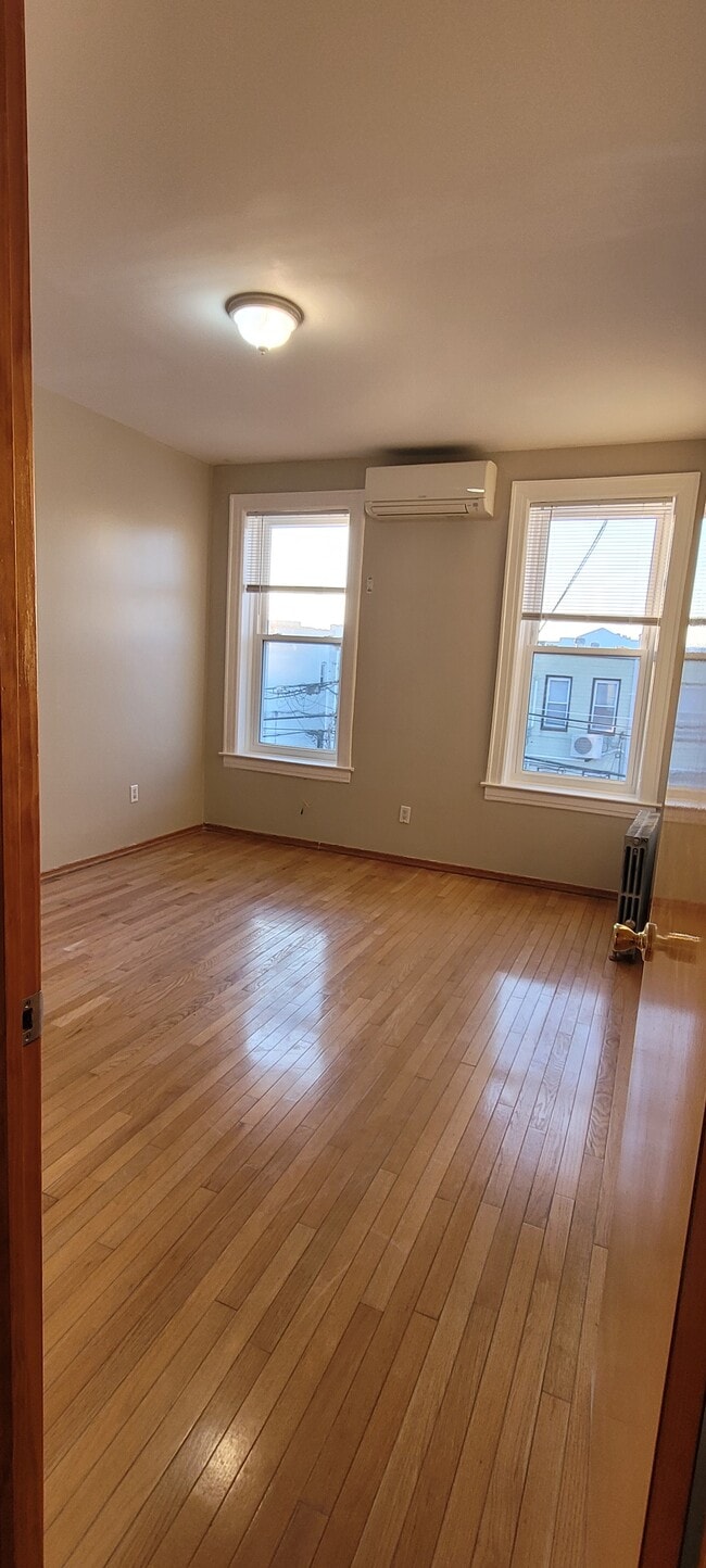 53 Clara St, Unit Top Floor in Brooklyn, NY - Foto de edificio - Building Photo