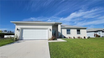 424 SW 28th Ave in Cape Coral, FL - Building Photo