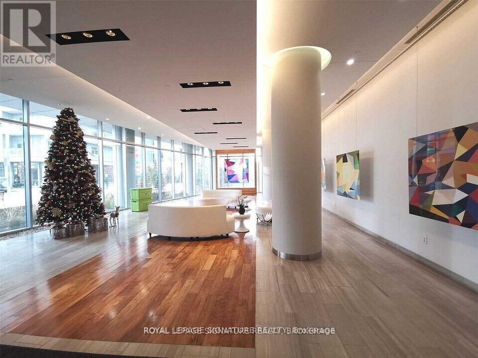 70 Forest Manor Rd in Toronto, ON - Building Photo
