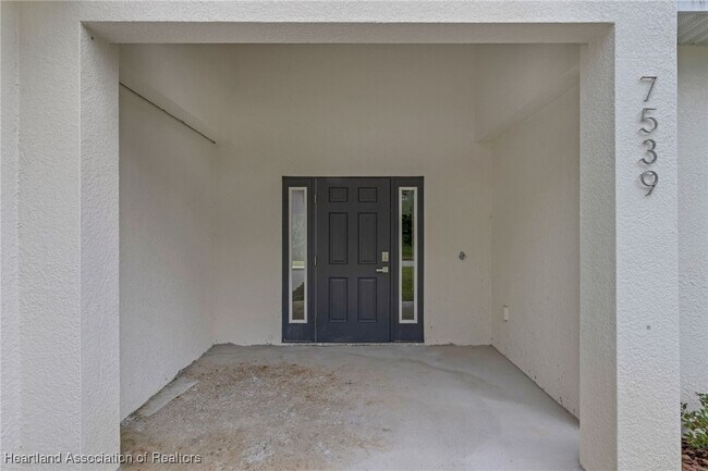 7539 Bernal Dr in Sebring, FL - Building Photo - Building Photo