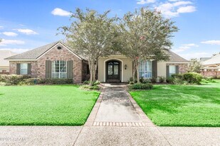 102 Bear Creek Ct in Broussard, LA - Building Photo