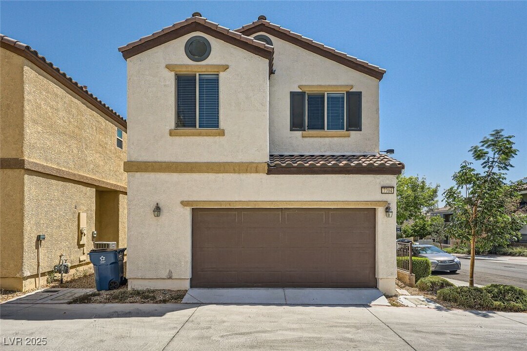 7704 Twirling Yarn Ct in Las Vegas, NV - Building Photo