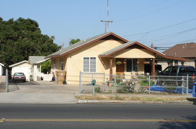 705-7051/2 Ojai Rd in Santa Paula, CA - Building Photo - Building Photo