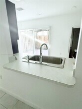 541 NE 5th Way in Florida City, FL - Foto de edificio - Building Photo