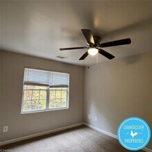 1041 W Barton St, Unit E in Greensboro, NC - Foto de edificio - Building Photo