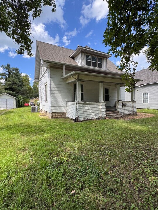 614 Bluemont Ave in Manhattan, KS - Building Photo