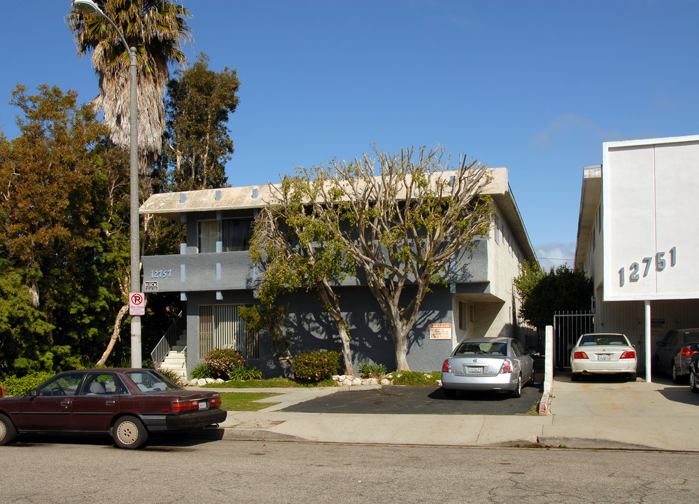 12757 Caswell Ave in Los Angeles, CA - Foto de edificio