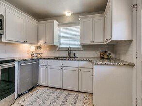 2644 Lakeside Dr in The Village, OK - Foto de edificio - Building Photo