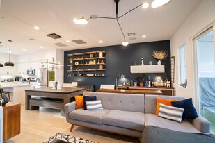 8339 N Peyton Way in Canoga Park, CA - Building Photo