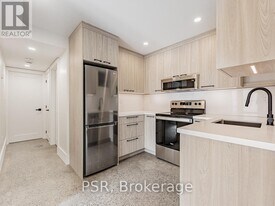 33 Parkway Ave in Toronto, ON - Building Photo
