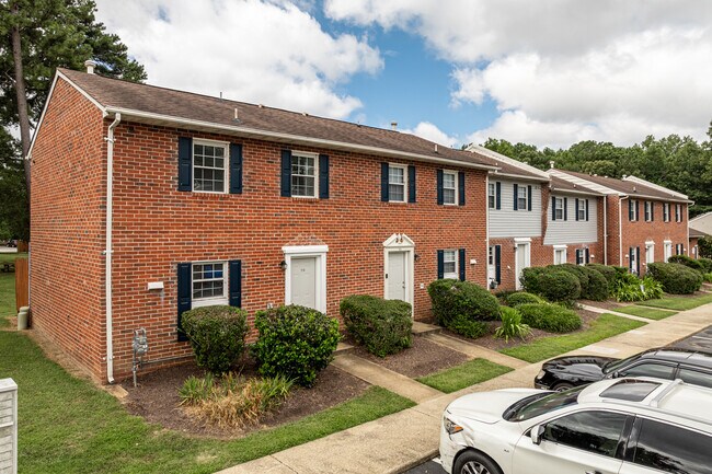 Lakeview Terrace Townhomes in Colonial Heights, VA - Foto de edificio - Building Photo
