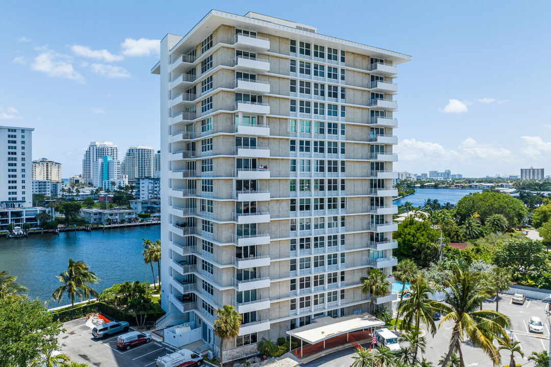 Sunrise Towers in Fort Lauderdale, FL - Building Photo