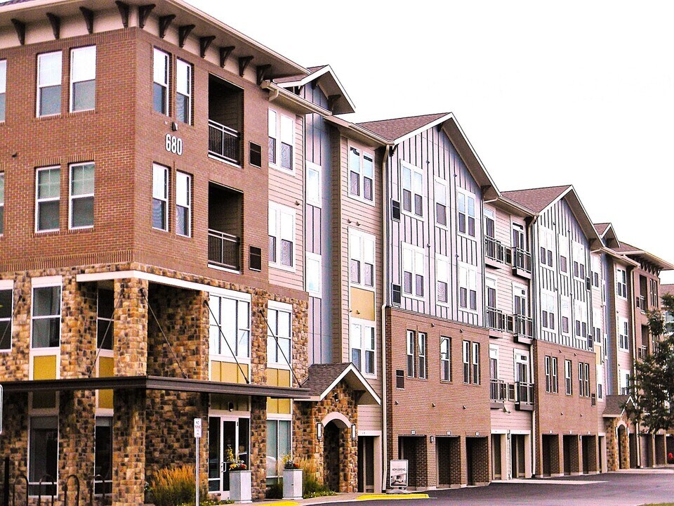 680 E Algonquin Rd in Schaumburg, IL - Building Photo