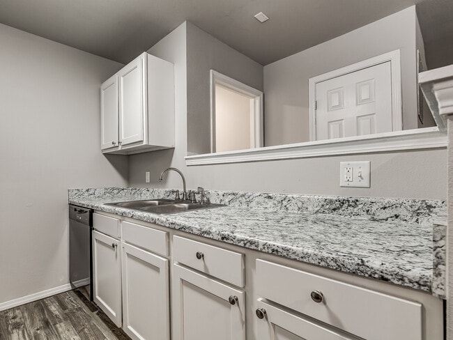 Village Creek at 67th in Tulsa, OK - Foto de edificio - Building Photo