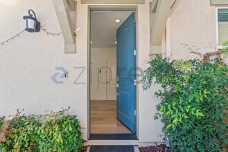 5545 Oberon Ave in Tracy, CA - Foto de edificio - Building Photo