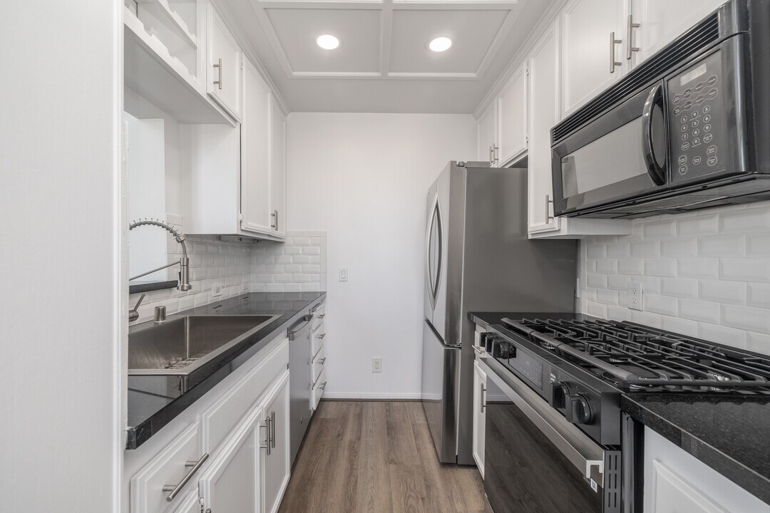 6730 W 86th Pl in Los Angeles, CA - Foto de edificio