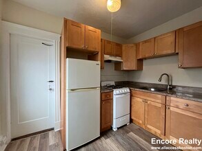 349 Pleasant St in Malden, MA - Foto de edificio - Building Photo