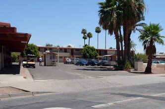 3320 E Van Buren St in Phoenix, AZ - Foto de edificio - Building Photo