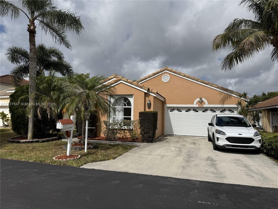 113 Rosewood Ln in Greenacres, FL - Building Photo