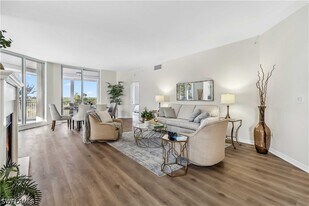 1001 Arbor Lake Dr in Naples, FL - Building Photo