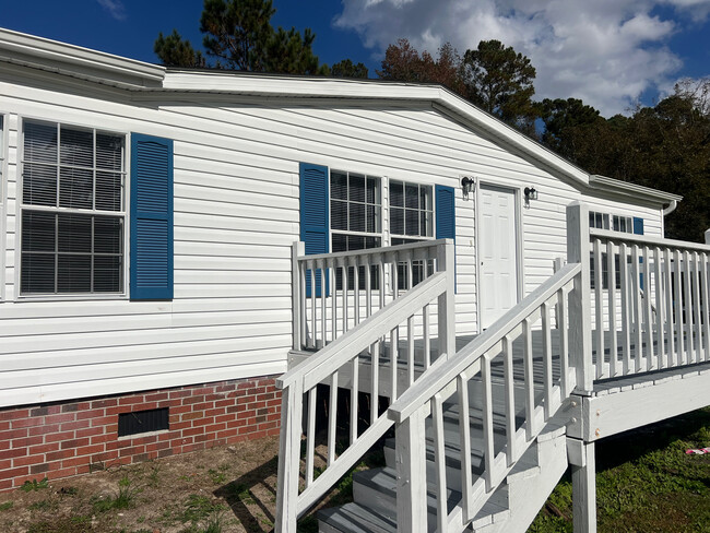 3326 Belt Rd in Castle Hayne, NC - Foto de edificio - Building Photo