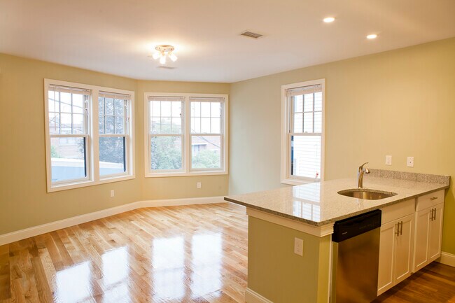 26 Darling St, Unit 8 in Boston, MA - Foto de edificio - Building Photo