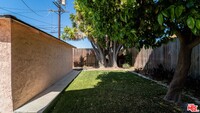 3935 W 58th Pl in Los Angeles, CA - Foto de edificio - Building Photo