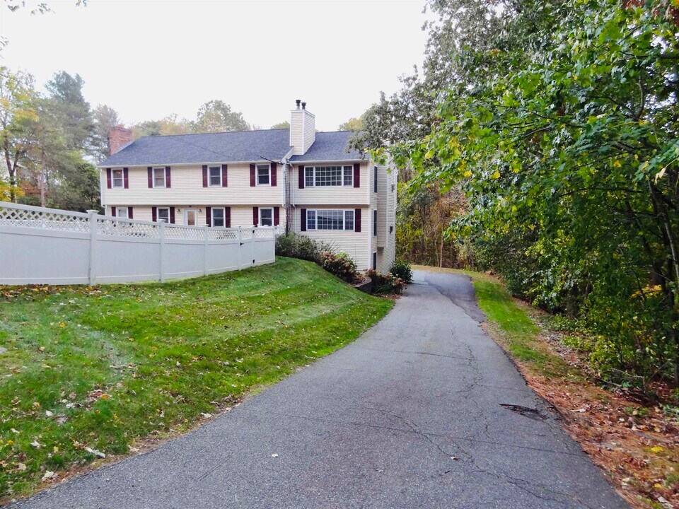 74 Kilrea Rd in Derry, NH - Building Photo