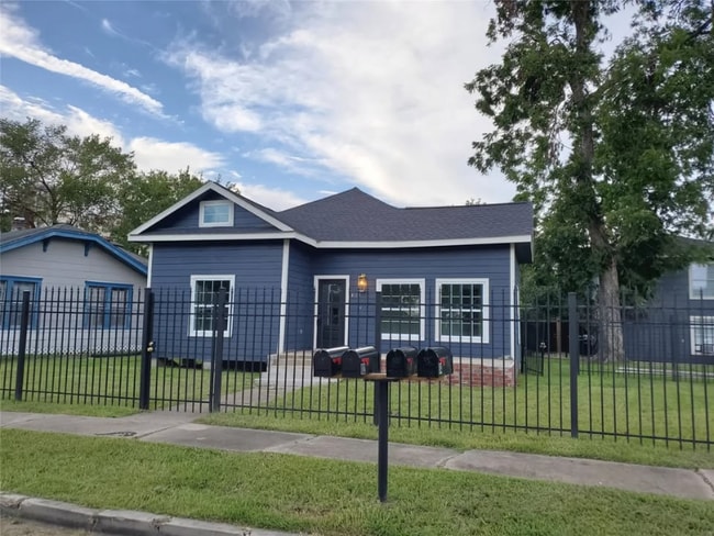 property at 808 Oakhurst St