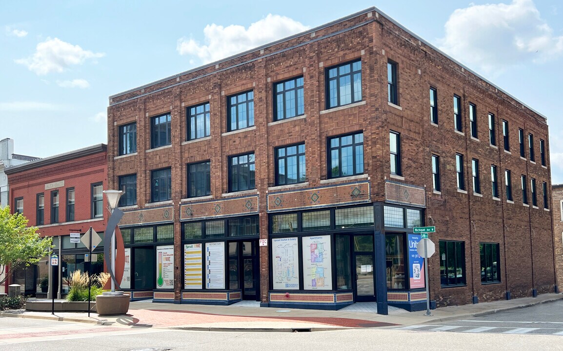 121 Michigan Ave W, Unit 121 D in Battle Creek, MI - Building Photo